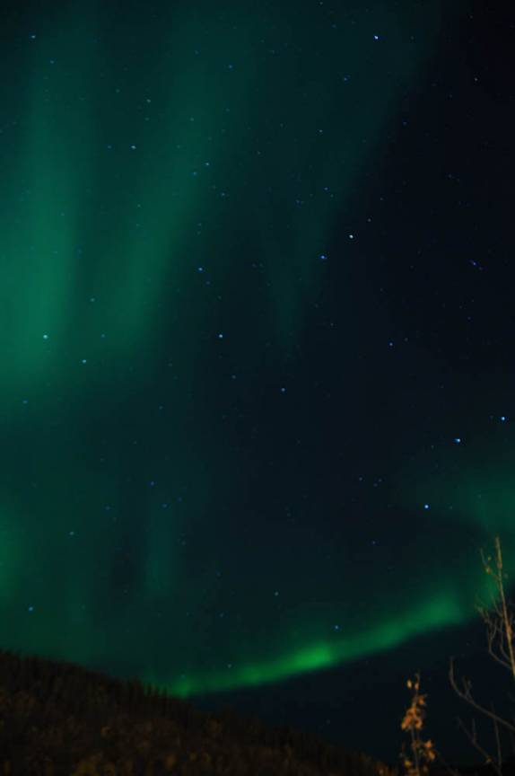 Magnífica Aurora Boreal em Dawson City, no Yukon Territory, noroeste do Canadá